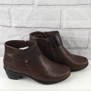 Easy Street sz 7 Brown vegan leather ankle booties
